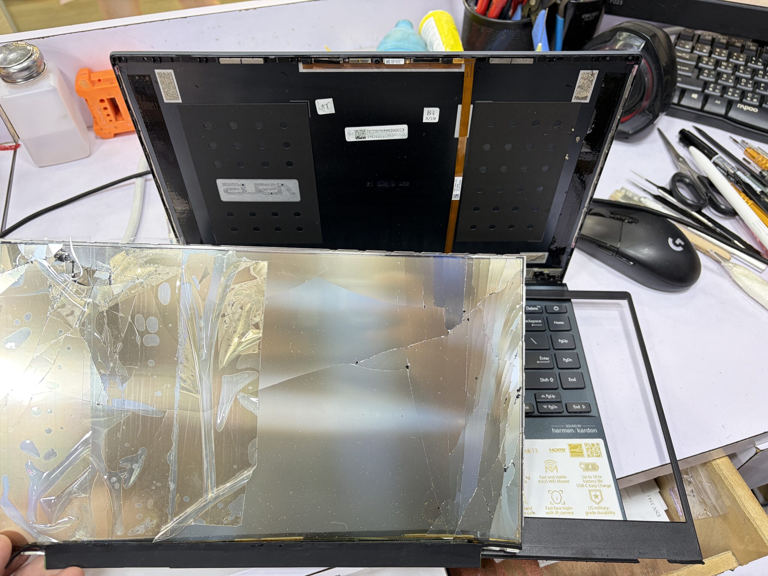 ASUS Zenbook OLED 筆記本螢幕破碎嚴重漏液