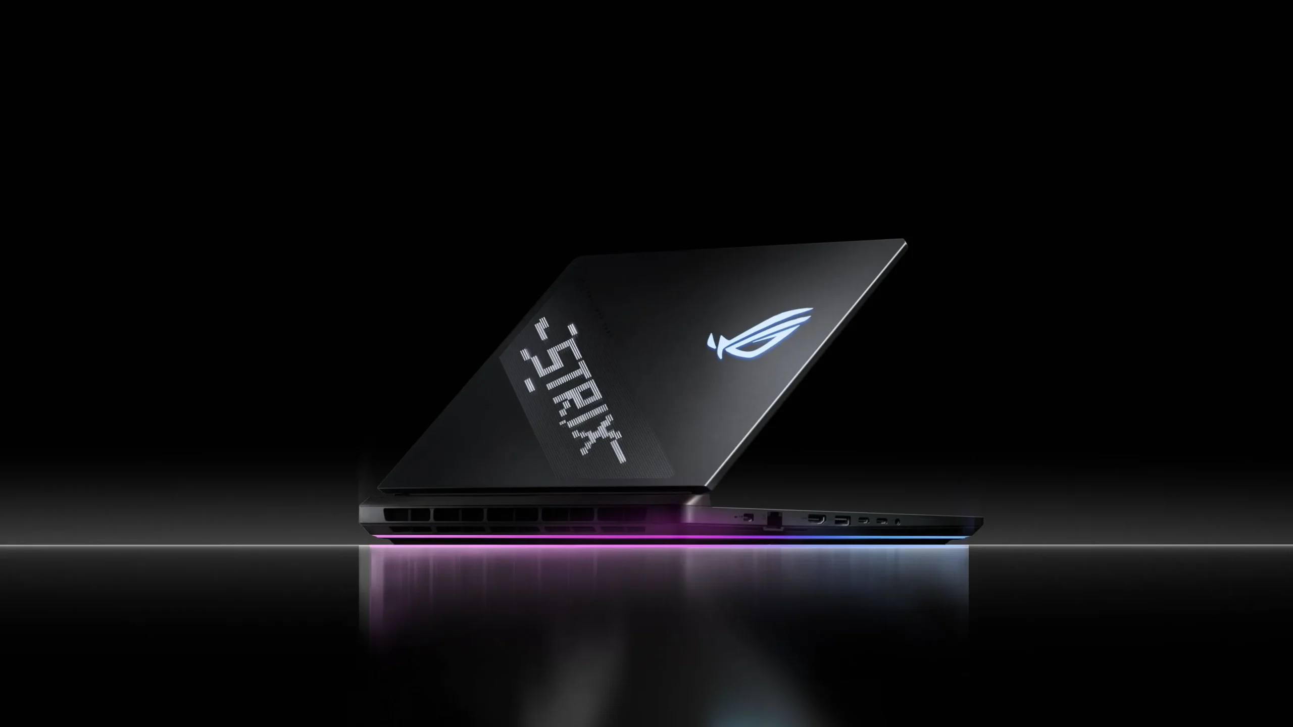 iFixPro 資深工程師正在顯微鏡下精密處理 ASUS ROG 筆電液態金屬與主機板
