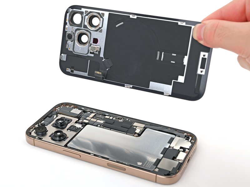 iFixPro 專業工程師正在使用雷射技術為 iPhone 更換背面玻璃