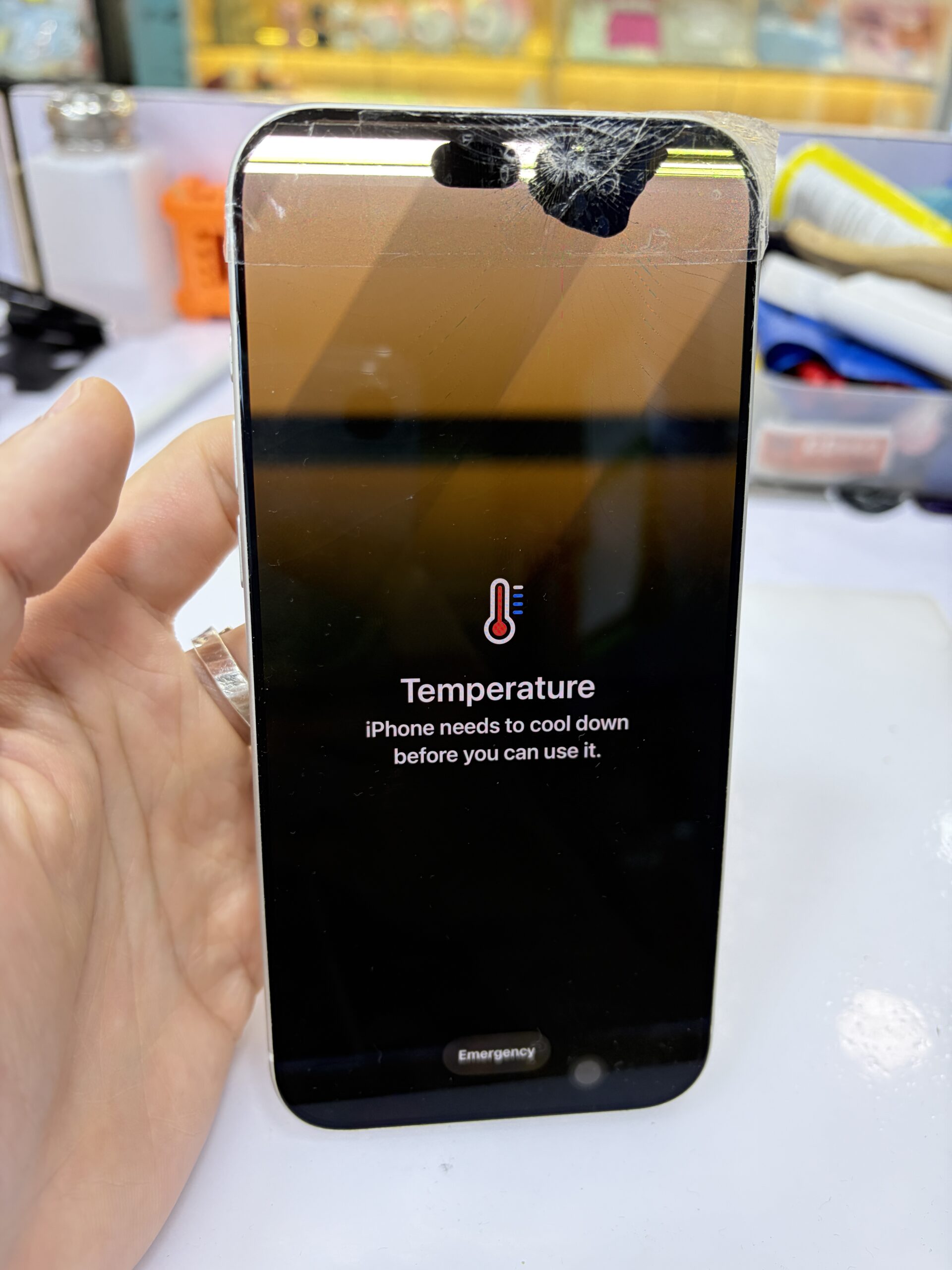 iPhone 螢幕嚴重爆液晶出現黑洞漏液並顯示 Temperature 溫度警告