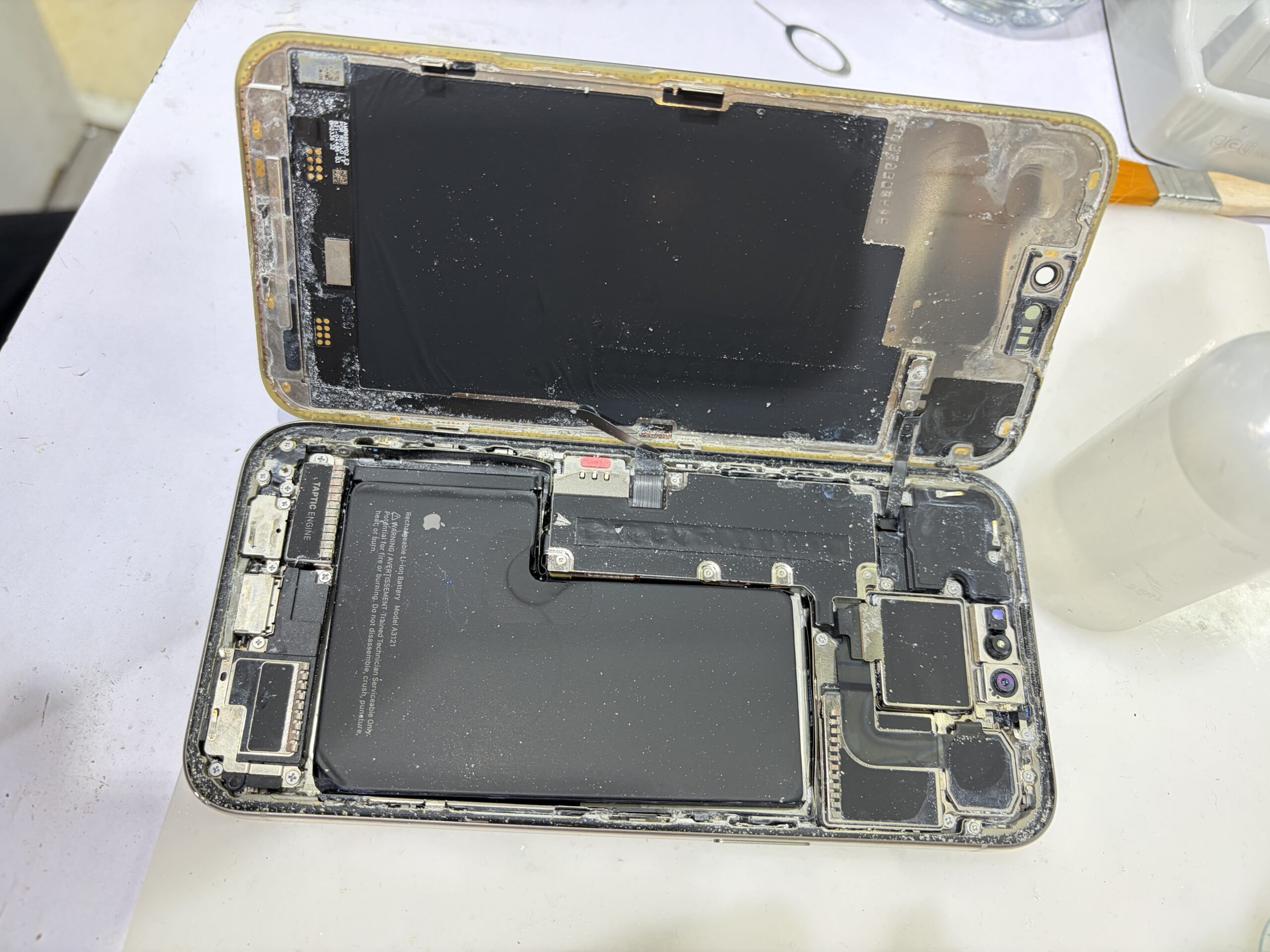 iPhone 入水後內部嚴重腐蝕綠色氧化發霉現場