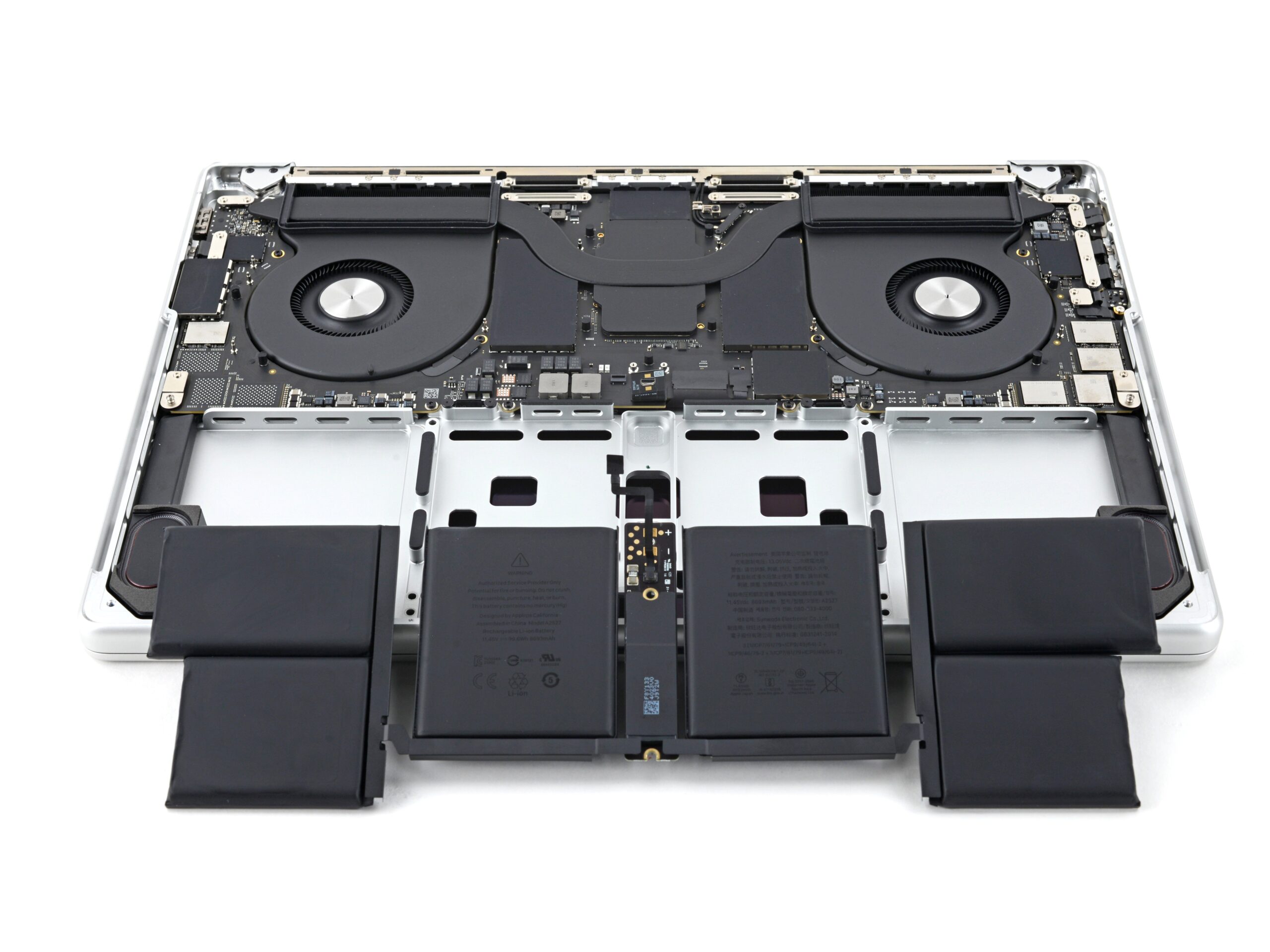 iFixPro 專業工程師正在為 MacBook 安全移除發脹電池