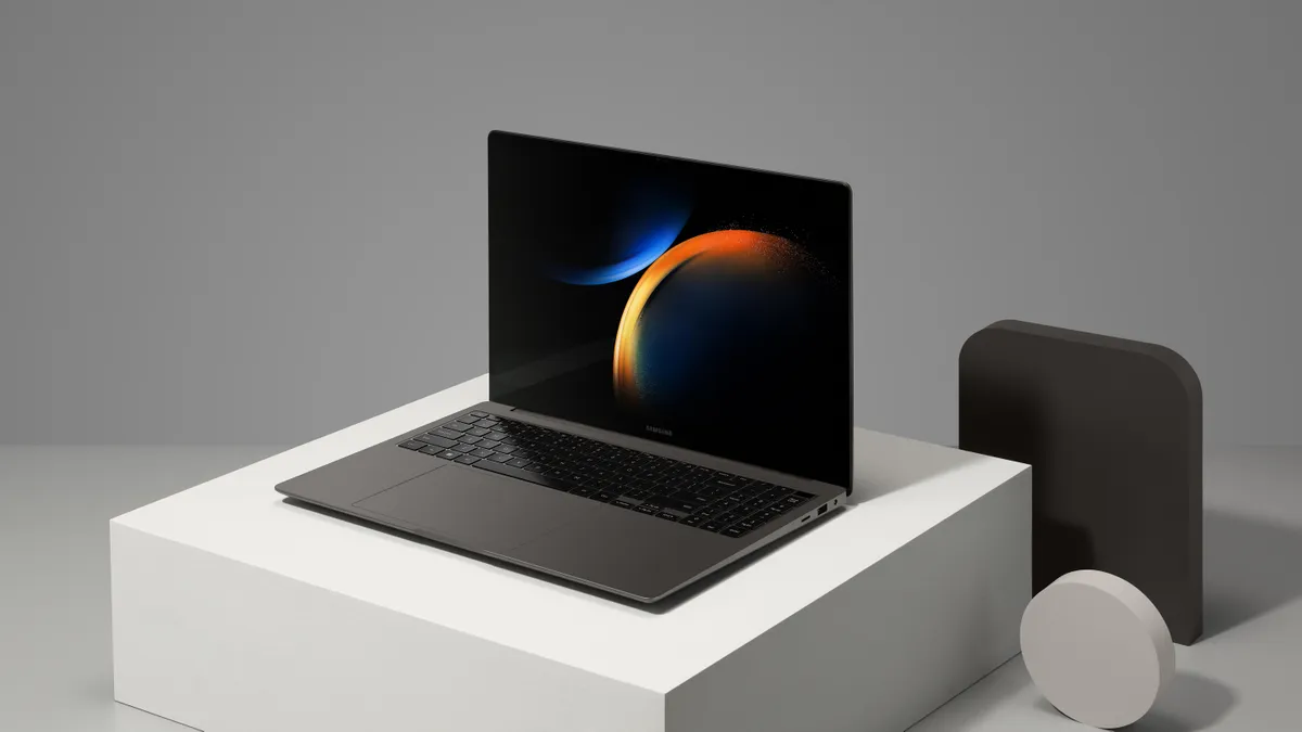 iFixPro 資深工程師正在顯微鏡下精密處理 Samsung 三星輕薄筆電與主機板