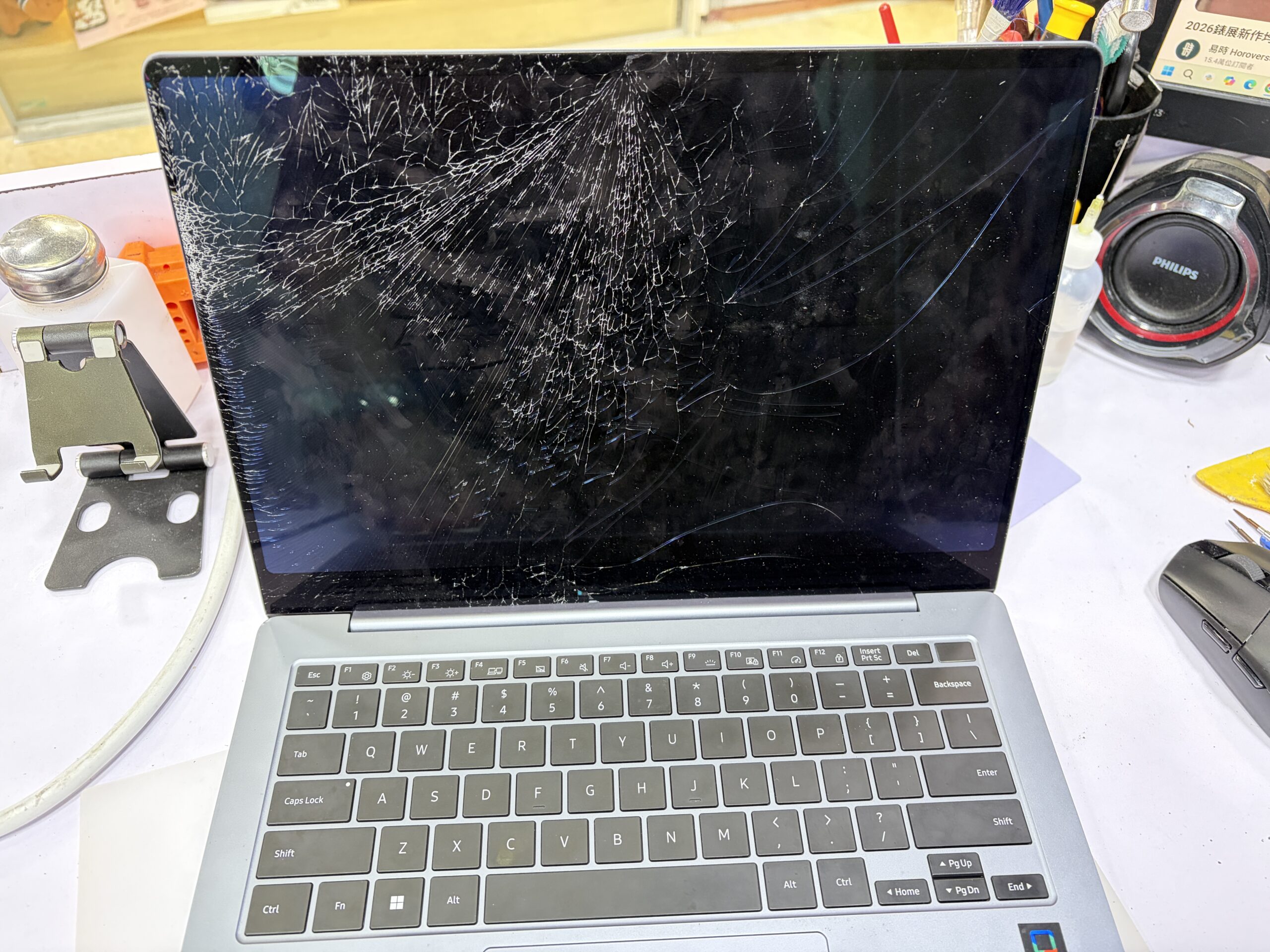 Samsung Notebook 螢幕嚴重蜘蛛網狀碎裂