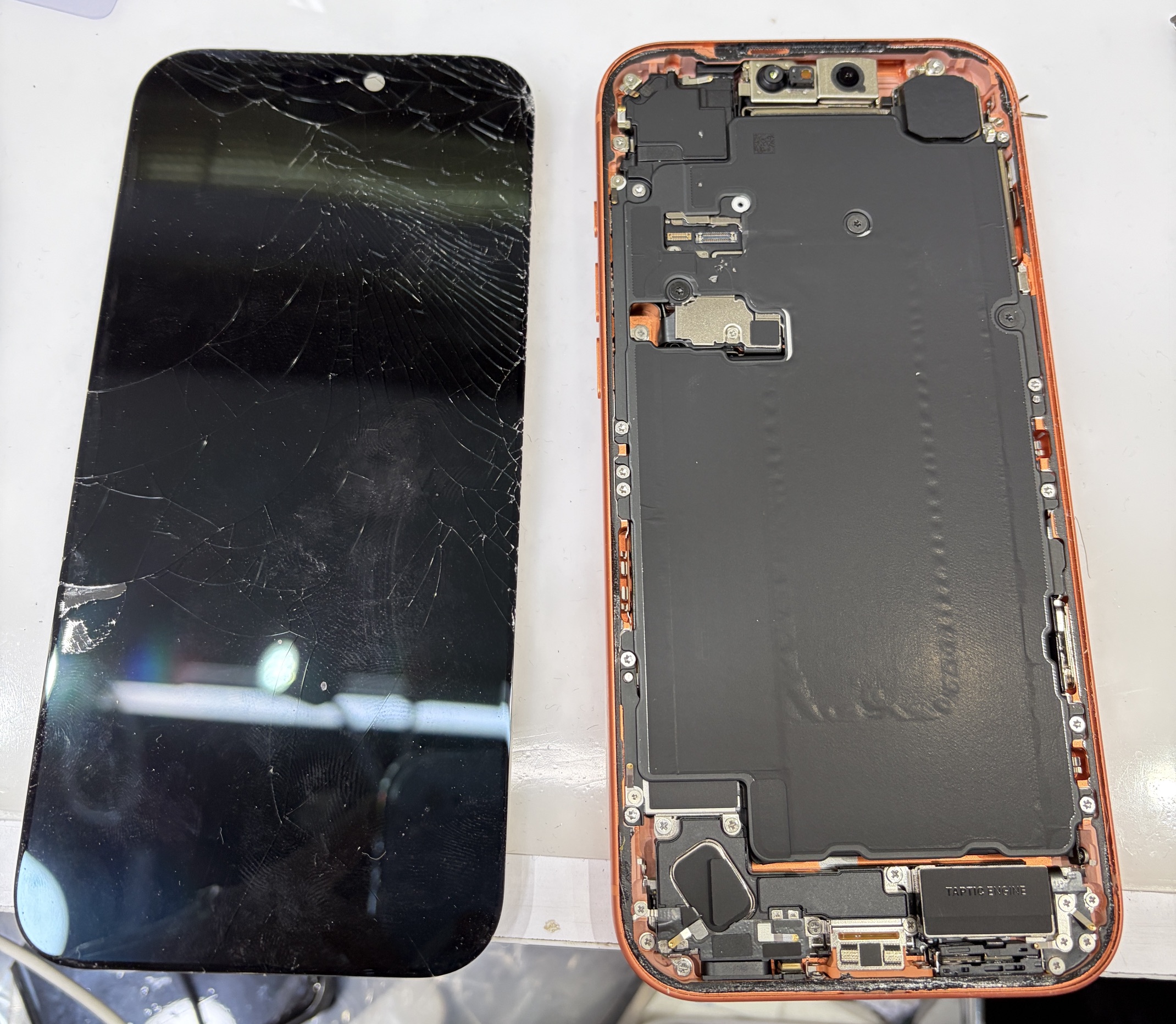 iPhone 17 Pro Max 螢幕嚴重碎裂，內部無損拆卸展示