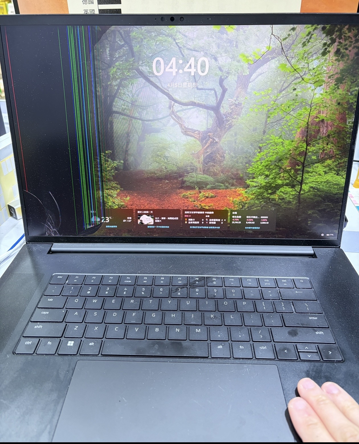Razer 雷蛇筆電螢幕破裂出現黑斑與彩色直線