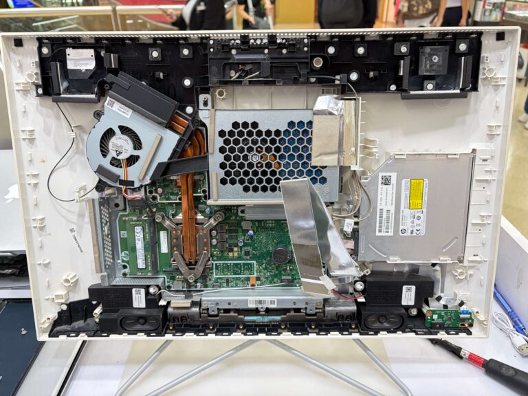 圖一:卸下背蓋後的 HP AIO 內部架構。底板、散熱系統與屏幕模組緊密相連。