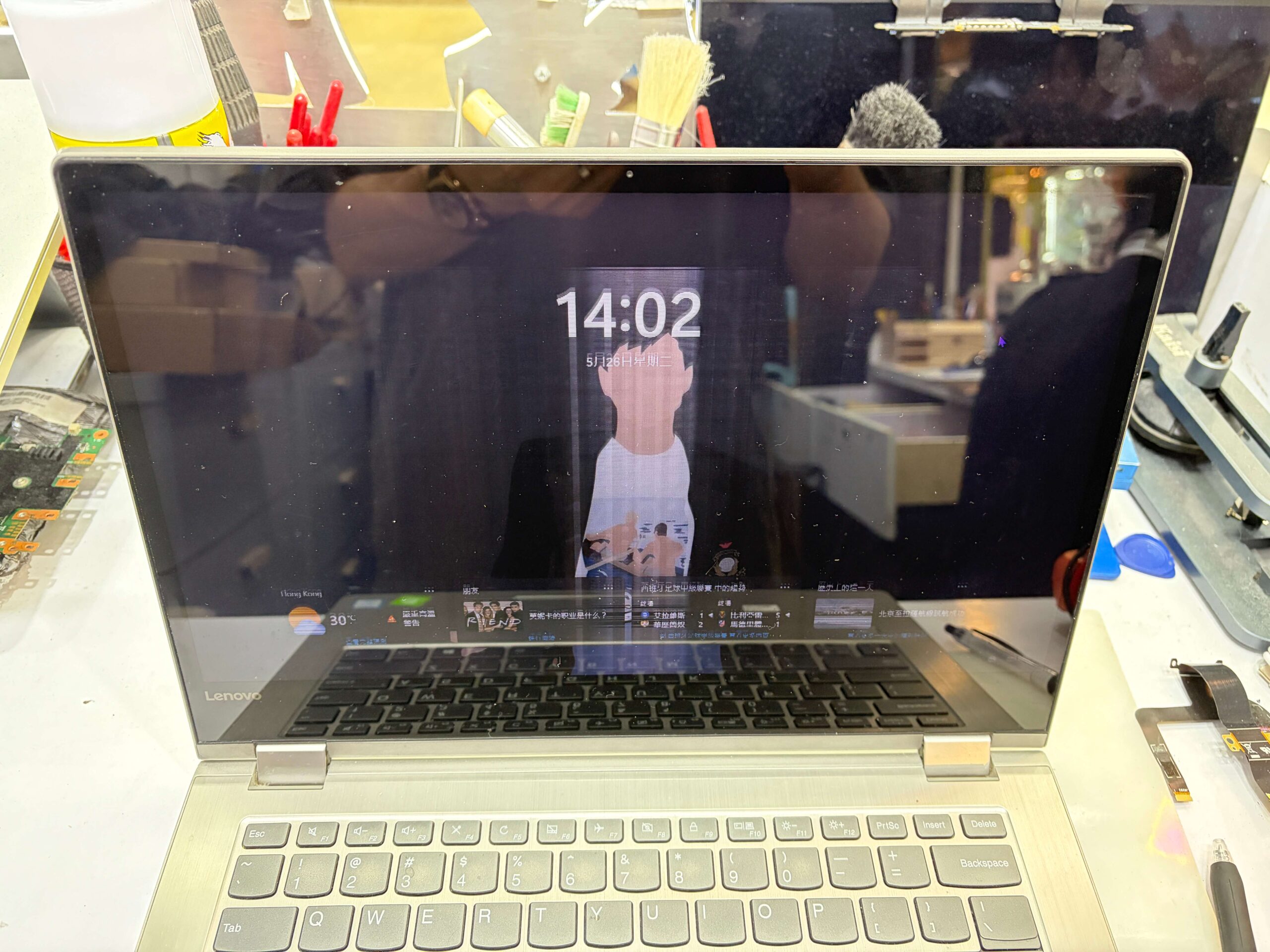 Lenovo 手提電腦屏幕損壞，畫面中間出現明顯的垂直反白直條異常